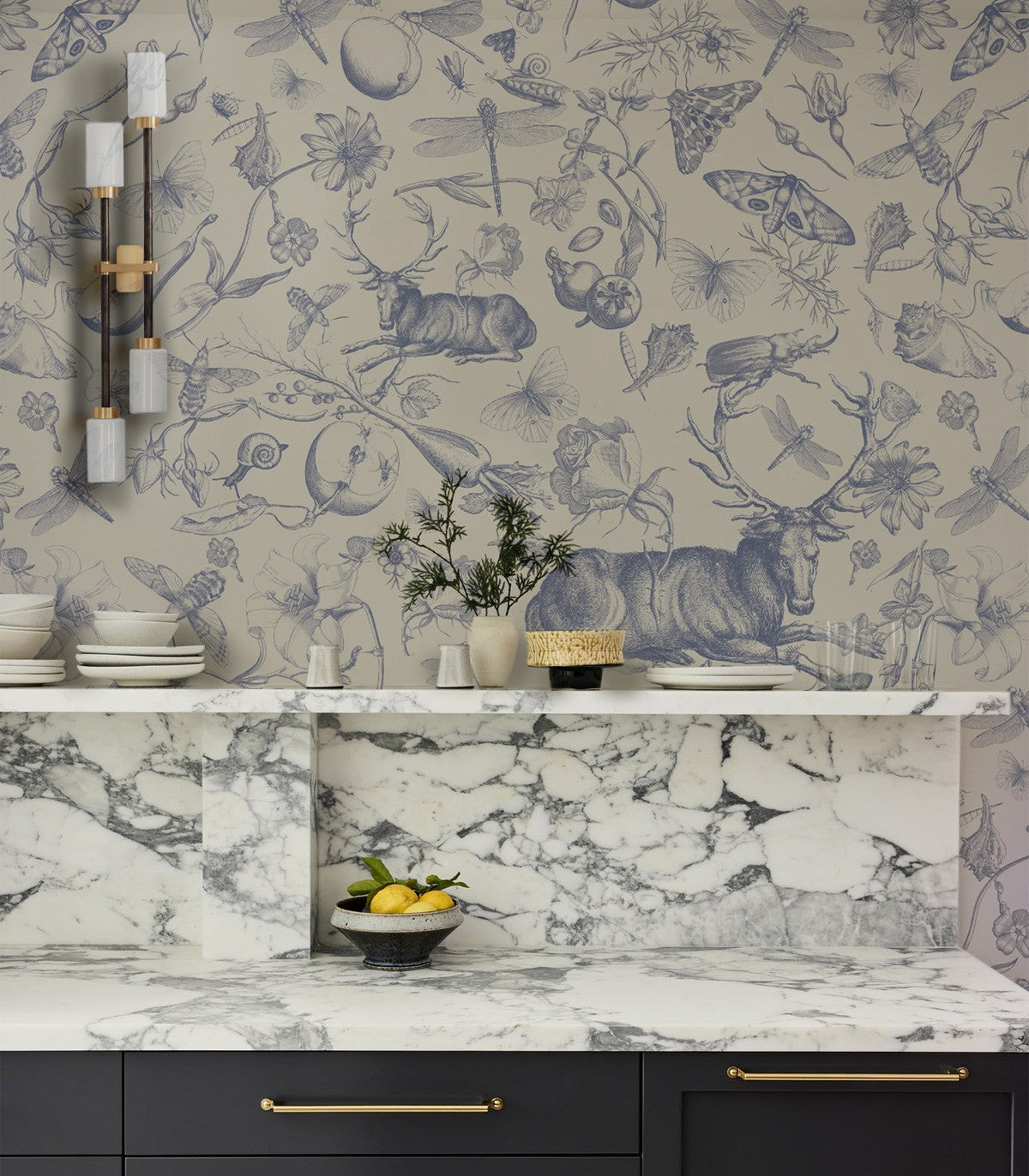 Jaka tapeta do kuchni między szafki i jak stworzyć spójną, nowoczesną przestrzeń