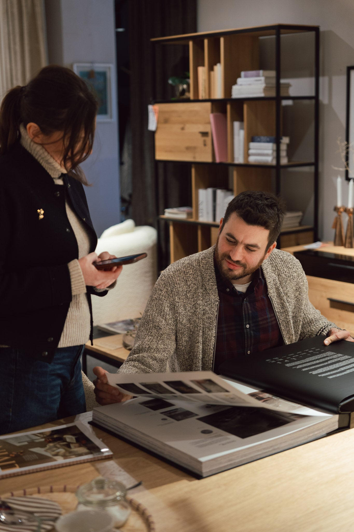 Tapety Wallcolors w showroomie Meble Mroczek Warszawa. Klasyka i współczesność w jednym wnętrzu