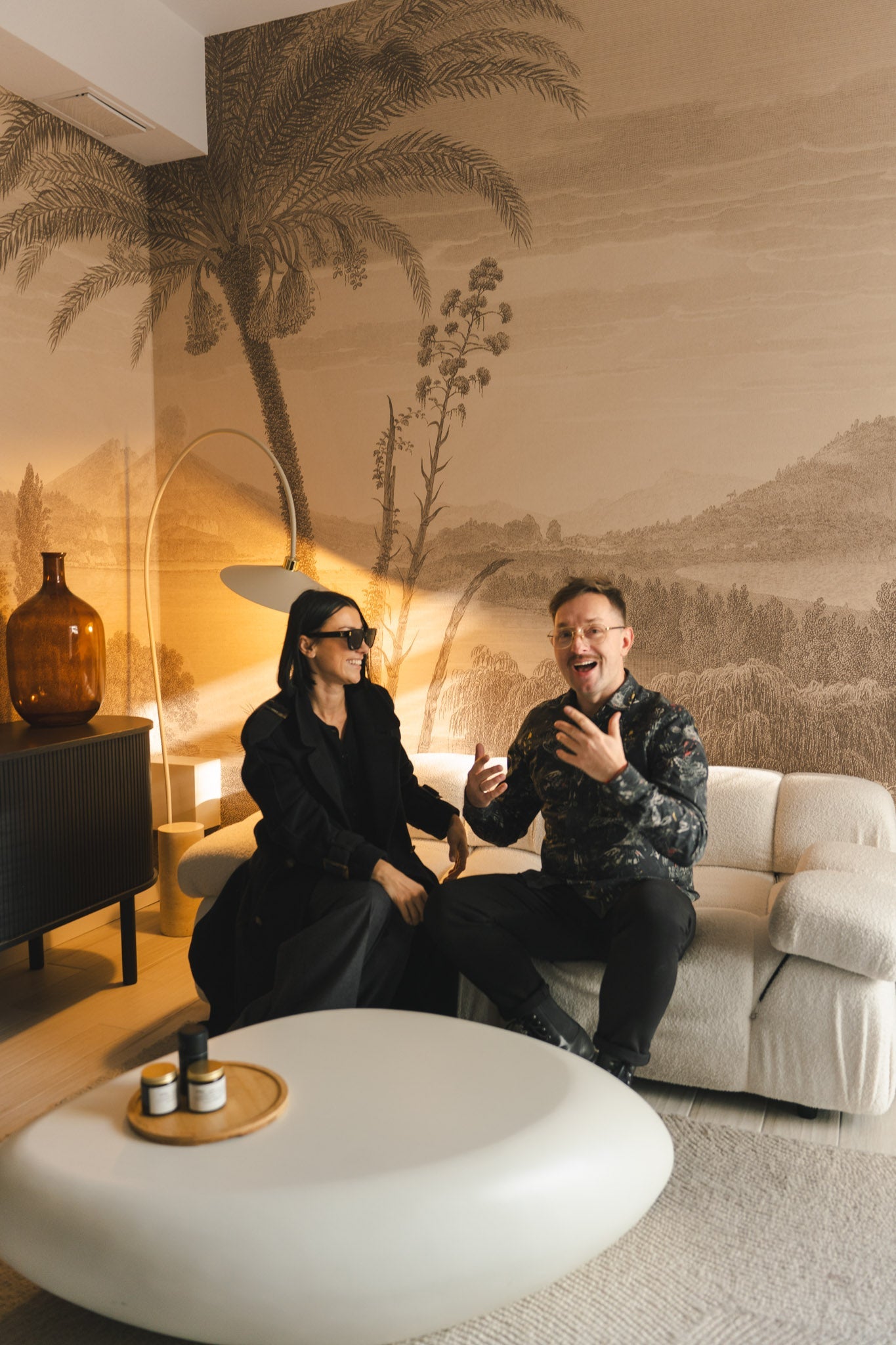 Naiulessence Salon w Warszawie – wnętrze z charakterem i tapeta Volcano Vista od Wallcolors