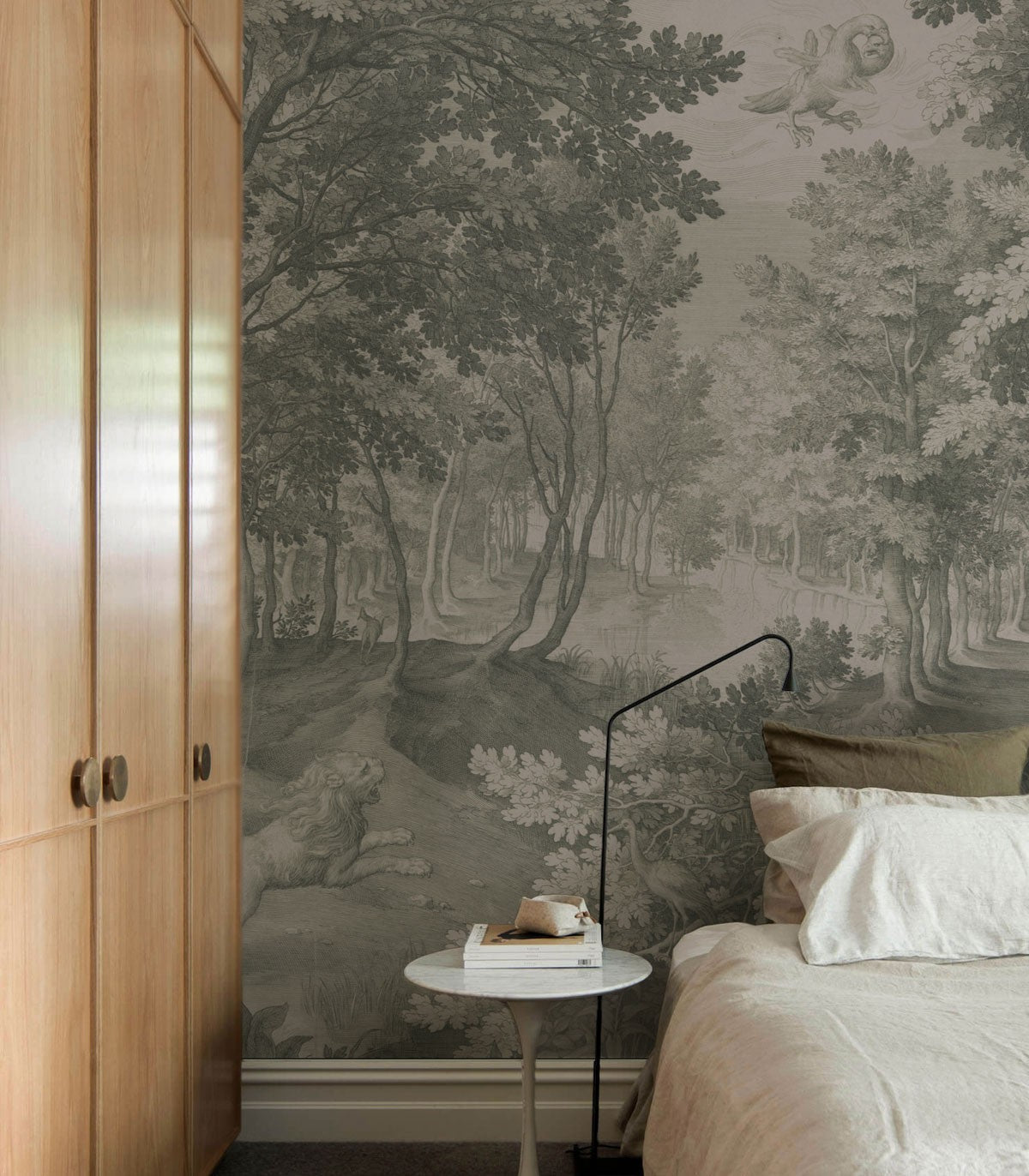 Sypialnia z tapetą ścienną Wallcolors za wezgłowiem łóżka