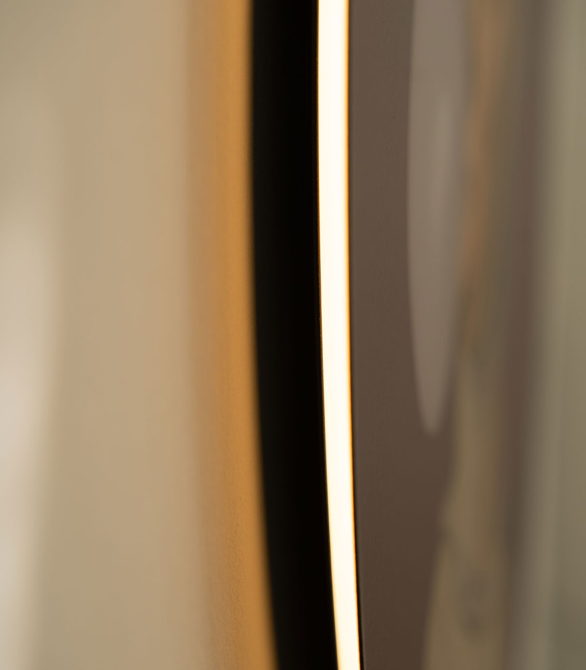 Dots Lighting Woman with Bubble Gum Eggplant