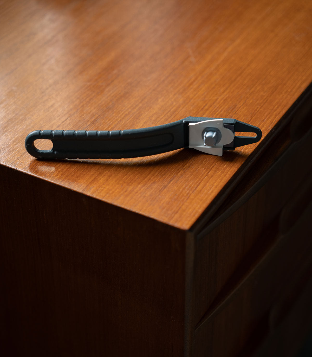 Nóż do tapet z wymiennymi ostrzami